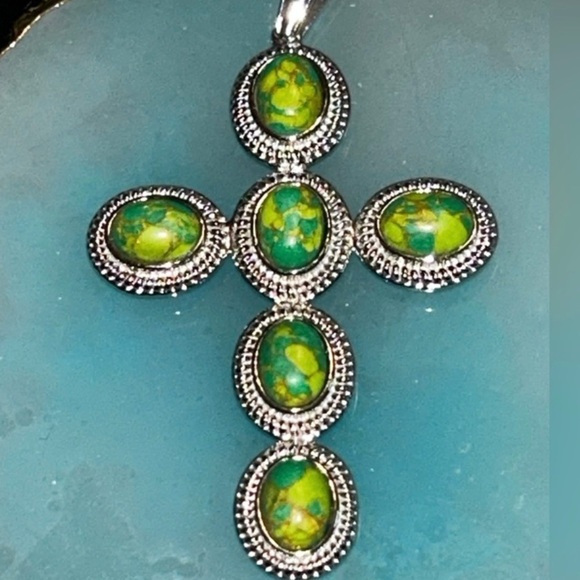 🔥 NWT Mojave Green Turquoise Cross Pendant Necklace - Picture 2 of 7